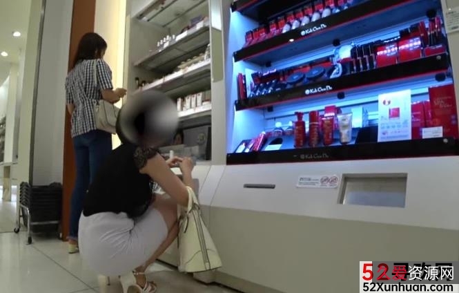 性感御姐街拍：蜜桃臀白色包臀裙，美女争吵火药味十足