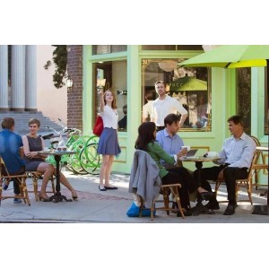 《血光假期：黑暗犯罪阴谋》2022年上映，莉顿·梅斯特、克里斯蒂娜·乌尔夫斯帕尔执导，89分钟惊悚体验