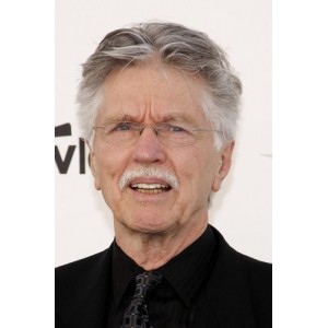 《血光假期：黑暗犯罪阴谋》2022年上映，莉顿·梅斯特、克里斯蒂娜·乌尔夫斯帕尔执导，89分钟惊悚体验