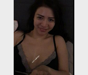 网红御姐视频职场女神{{网红名字}}自拍，素颜风韵犹存，穿职业装秀出自信气场！