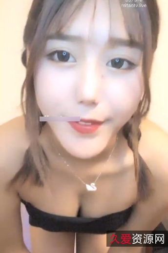 精选网红女主播——无名小妖,灵动大眼睛、乌黑秀发、苗条身材,性感迷人的容颜,视频资源拥有梦想的力量