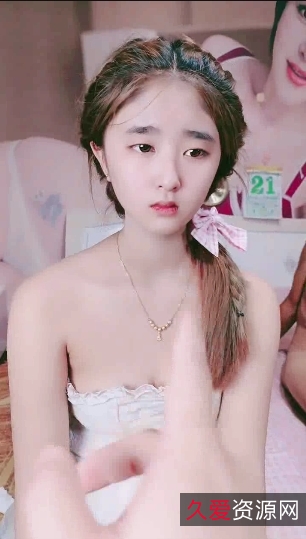 《{{网红名字}}：柬埔寨美少女的挣扎与抗争》