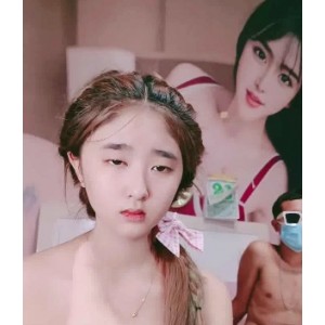 《{{网红名字}}：柬埔寨美少女的挣扎与抗争》