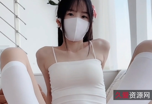 网红{{网红名字}}穿着粉色情人装，游走在梦幻的天花板上，柔情似水，温柔又性感