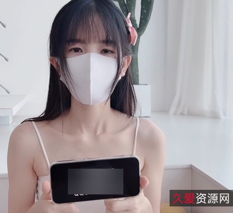 网红{{网红名字}}穿着粉色情人装，游走在梦幻的天花板上，柔情似水，温柔又性感