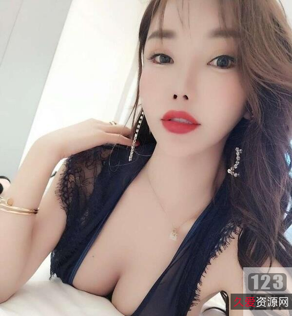 650W粉丝大V恒淼淼，私拍苗条颜值爆表，高科技车头灯点亮美的不可方物！