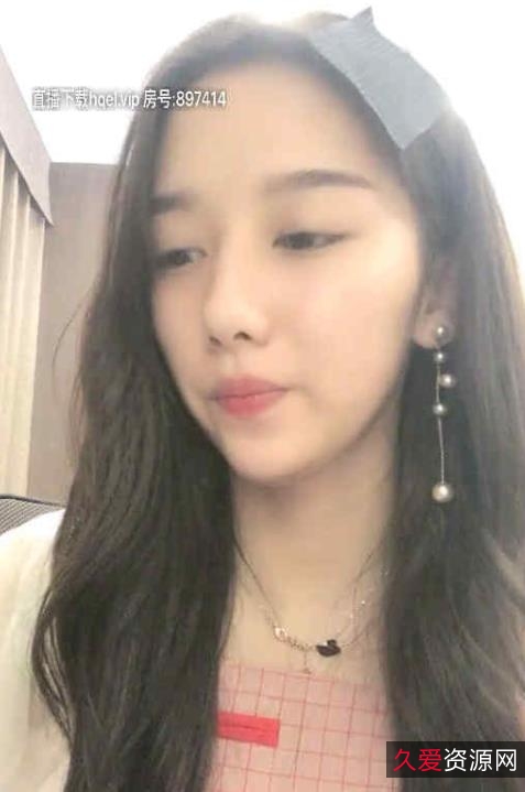 斗鱼热门美女主播星luck：独特瓜子脸、经典美人脸、大眼睛、完美身材，精彩视频，热血情歌，活力无限！