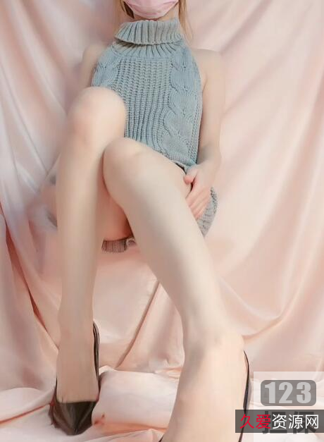 微博网红“一只桃狐狸呀”灰色毛衣,惊艳身材让脸部变得不重要。