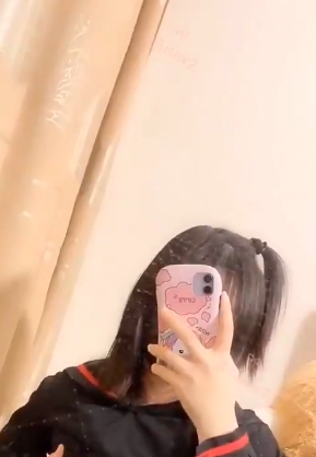 UL平台红人FL姬玩偶宝宝21集视频+27张高清照精彩视频、近距离特写、管状物娱乐！学士服、JK格子短裙，搭配夸张动作，敬业精神让人佩服！