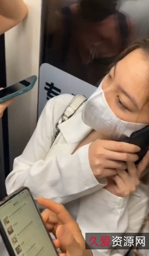 《地铁高抄：网红郑爽的真实紧张感，拍摄几十部大胆套图，白嫖党吸引人窥视感奇妙》