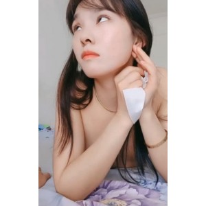 《清纯女神小璐璐被猥琐大叔狠狠擦，沉沦的清纯女神多么令人悲哀！》