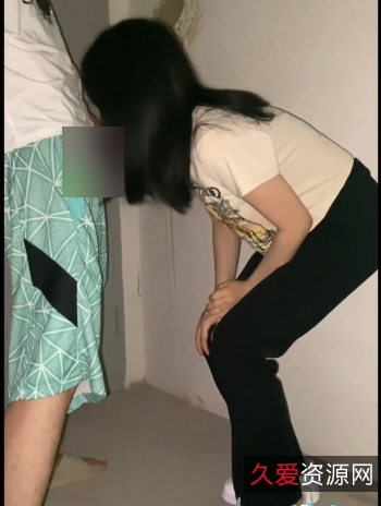 搬运奇妙！年轻小情侣玩起嘴艺，楼梯间互动百变！