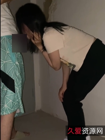 搬运奇妙！年轻小情侣玩起嘴艺，楼梯间互动百变！