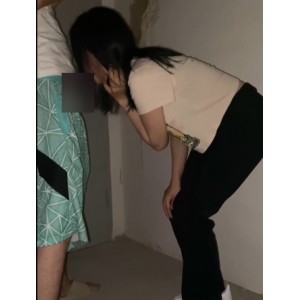 搬运奇妙！年轻小情侣玩起嘴艺，楼梯间互动百变！