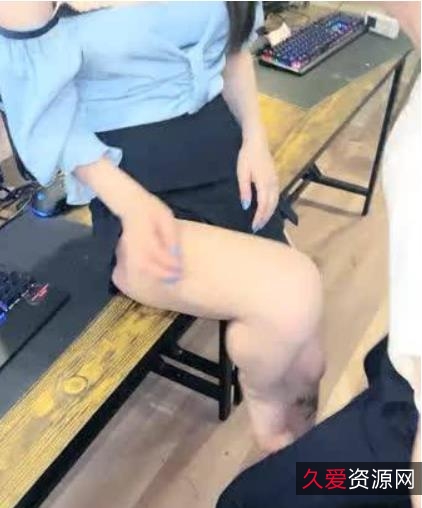 美少女激战网吧包厢