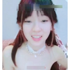 18岁可爱小妹子，大眼超呆光“阴”粉嫩瘦瘦身材