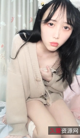 清纯系小小嫩妹，卡哇伊兔耳朵半脱下内裤