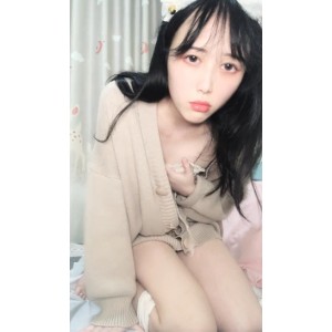 清纯系小小嫩妹，卡哇伊兔耳朵半脱下内裤