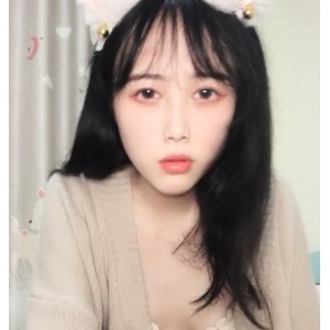 清纯系小小嫩妹，卡哇伊兔耳朵半脱下内裤