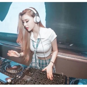 成都DJ女神艾米的朋友爱视频，展示她细腰和漂亮馒头的后推车C，百度盘