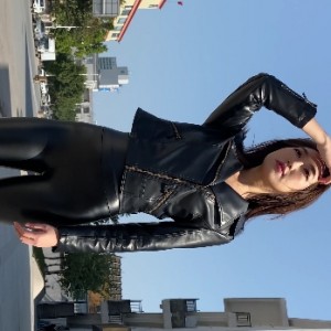 高跟长腿美女穿着紧身吊带皮裤的视频资源