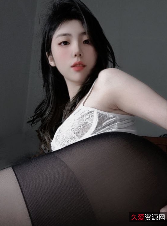 清純女神自行打包露臉照片，推特上的小壞貓11月高價定制，共73张照片，文件大小为2.52g，可在百度盘下载。