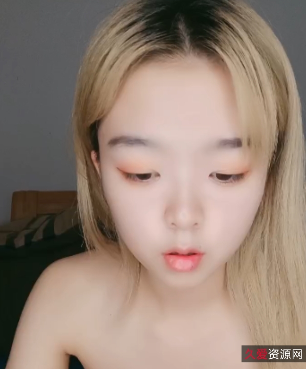 清秀姨妈情难自禁视频，百度云1V/1.1G视频中的清秀姨妈展示了她的颜值和一线天气质，让人印象深刻。在视频中，她与母女同出镜，展现了奇妙的相似之处。这段视频大小为1V/1.1G，可在百度云上观看。