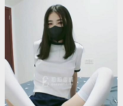 扣扣传媒女神-锅锅酱白丝诱惑539M无屏障表演