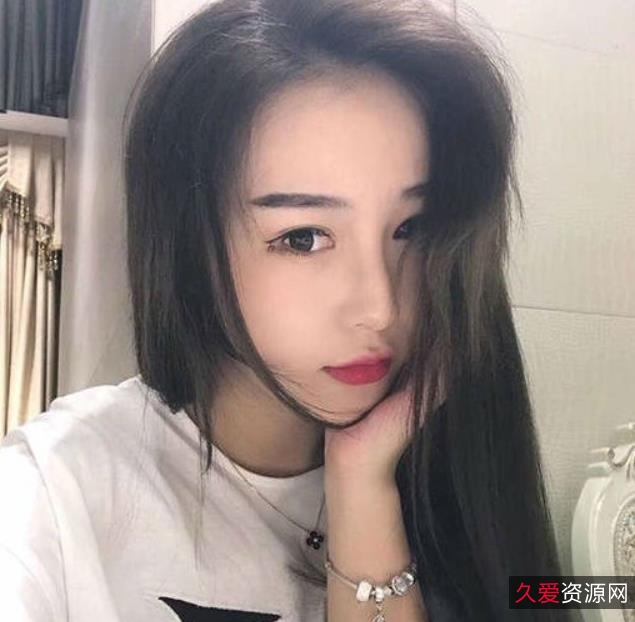 抖音人气主播杜雨含：美腿绅士的私下精彩作品