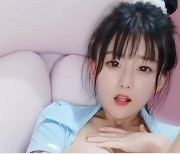 软软小湿妹：清纯软妹子直播秀，露脸一线天，车头灯闪耀，15个视频总共5.9G