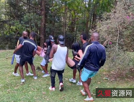 IsabellaUzcategui主演，黑鬼互动视频合集1，3V-7.4G，欧美风格，群对群，用拳用嘴怼脸上