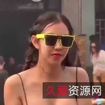 炎炎夏日泼水节：漂亮小姐姐汽车顶热舞脱衣，1个视频185MB百度盘下载