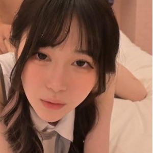 FC2新人希娜自拍大片1V-1.2G，18岁姨妈加入第一战，时长18分钟带来棒棒糖表演