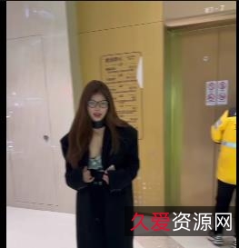 妮妮：10V-1.5G自拍顶级福利姬，颜值棒棒糖下水道露脸户外个人秀