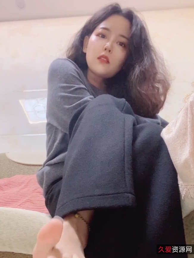 #套路直播豆满月17v9.38g视频收cang+du家揭秘在套路直播节目中，备受瞩目的“豆满月”节目以17v9.38g为主角，展现出独特风格和表现，吸引众多观众。主角一举动引发热议，大佛更是力图撮合前恋人，为节目增添戏剧张力。17v9.38g的外貌高大英俊，散发独特魅力，自信风度令人难忘。“豆满月”备受收藏，百度和ED2K上粉丝热议不断。观众关注节目数量和大小，使“豆满月”成为热门话题之一。收藏7