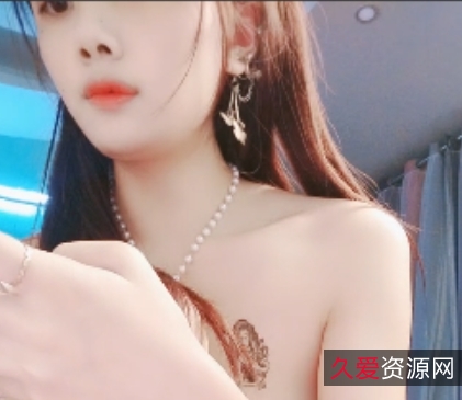 小雨突然拿出了自己的手机，说道：“我有一些丝袜视频，你们要不要看看？”朋友们顿时高兴起来，纷纷表示要一起观看。18岁宝宝小雨展示出的丝袜给力佳作竟然是她自己拍摄的，画面清晰，表现出了她独特的魅力。朋友们看得津津有味，不禁赞叹小雨的勇气和魅力。这个普通的日子因为18岁宝宝的丝袜诱惑而变得格外精彩。