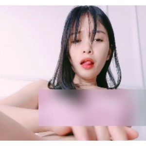 小雨突然拿出了自己的手机，说道：“我有一些丝袜视频，你们要不要看看？”朋友们顿时高兴起来，纷纷表示要一起观看。18岁宝宝小雨展示出的丝袜给力佳作竟然是她自己拍摄的，画面清晰，表现出了她独特的魅力。朋友们看得津津有味，不禁赞叹小雨的勇气和魅力。这个普通的日子因为18岁宝宝的丝袜诱惑而变得格外精彩。