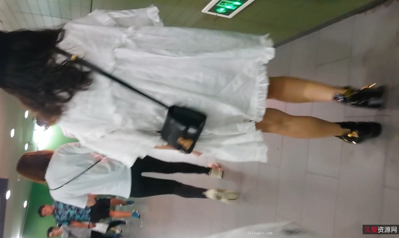 魔手CD厕拍59v11.8g合集：神秘摄影师的独特视角