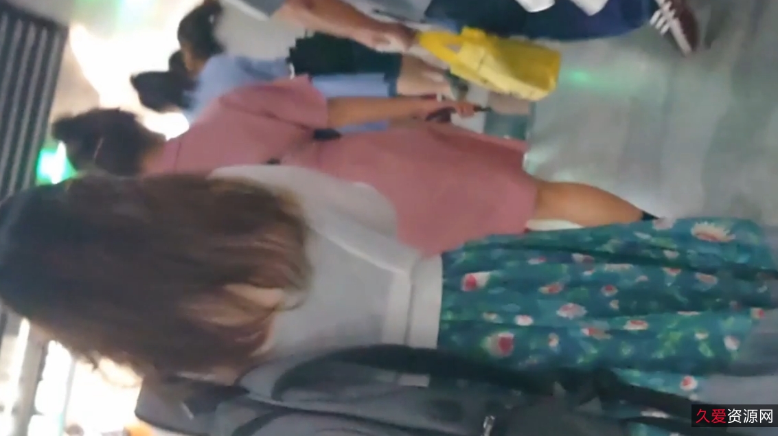 魔手CD厕拍59v11.8g合集：神秘摄影师的独特视角