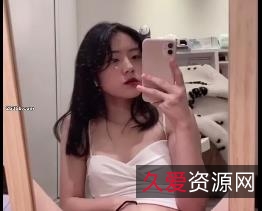 得了大量粉丝的喜爱。这部7分钟的视频，展现了她独特的闷骚魅力，让人不禁想要深入了解这位厌世女学生。