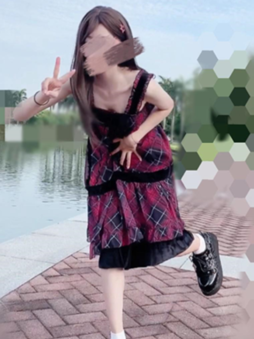 海角思思妹妹1.89g泳池玩耍合集5v100p性感