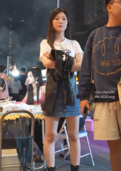 推特深圳嫩妹清凉合集1部102m弧线绝了