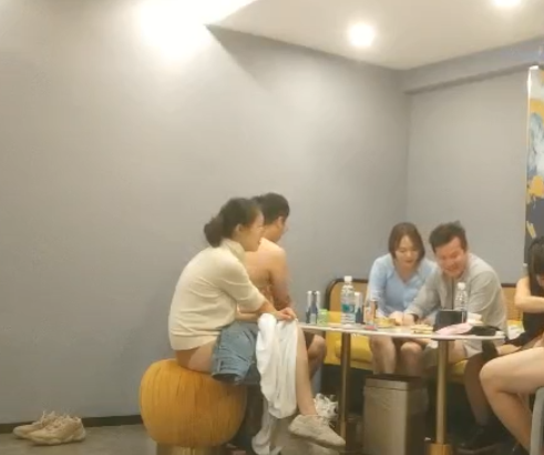 感觉推特三对小情侣换人游戏1部视频2.69G